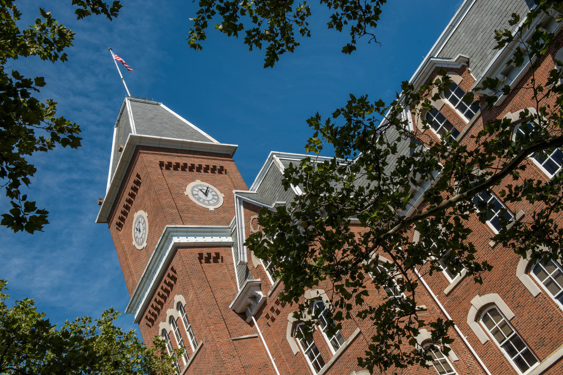 Picture of University Hall from the Oval.