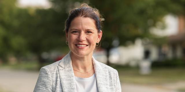 Stephanie Moulton headshot