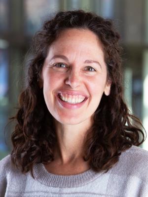 Danielle Schoon headshot